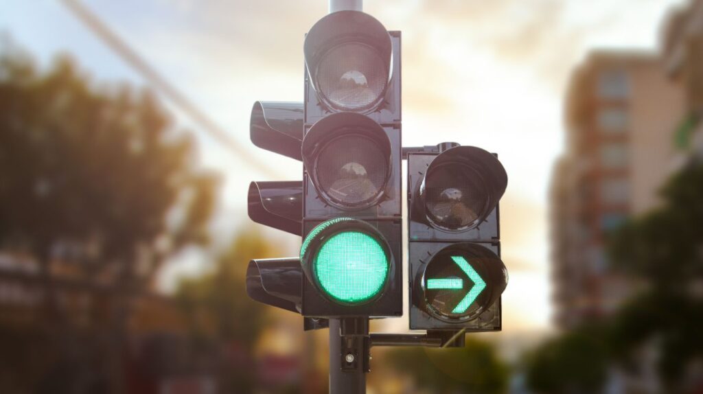 Image of a set of traffic lights.